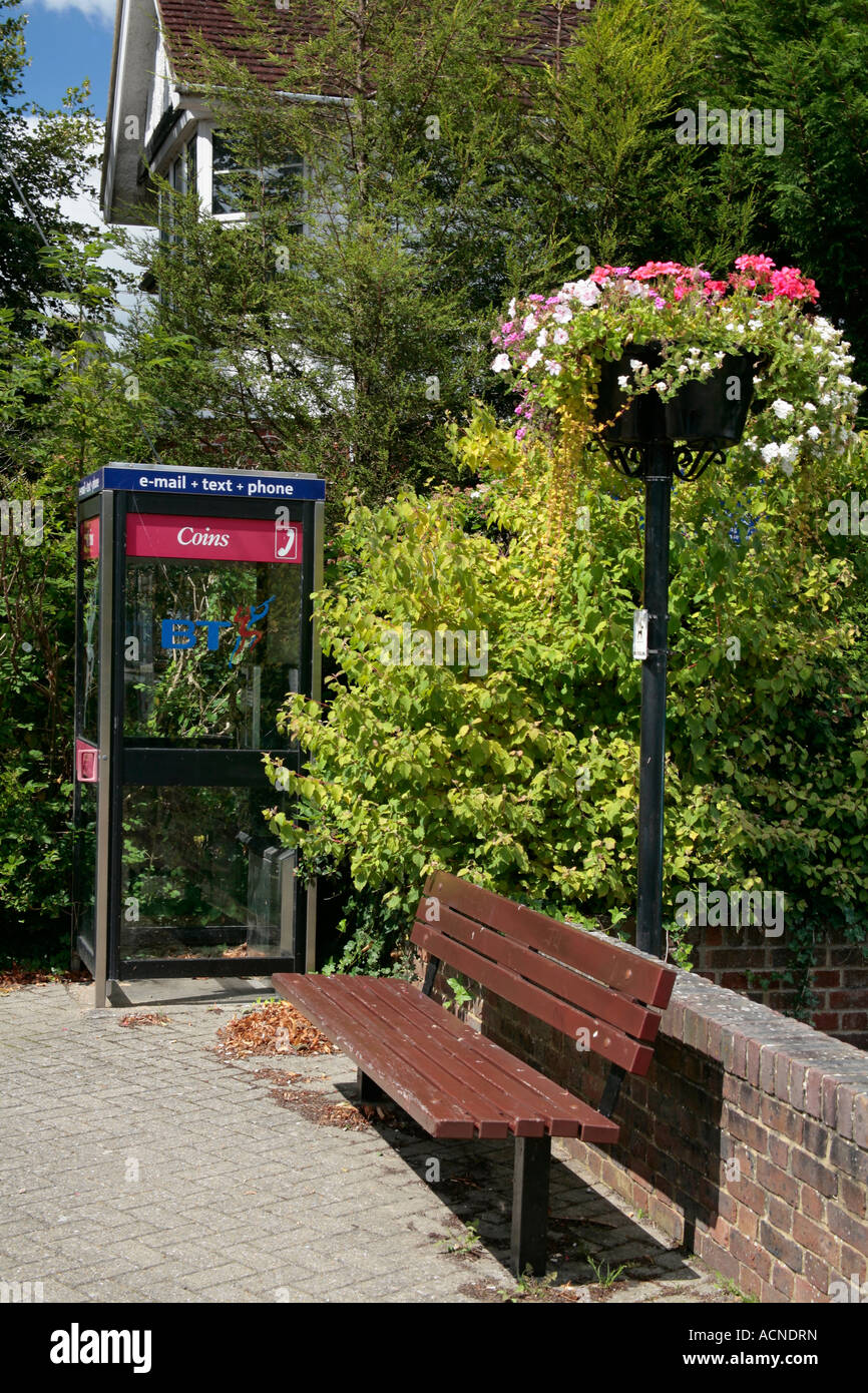 BT-Telefonbox im hübschen englischen Dorf Bramber, West Sussex, England, Großbritannien Stockfoto