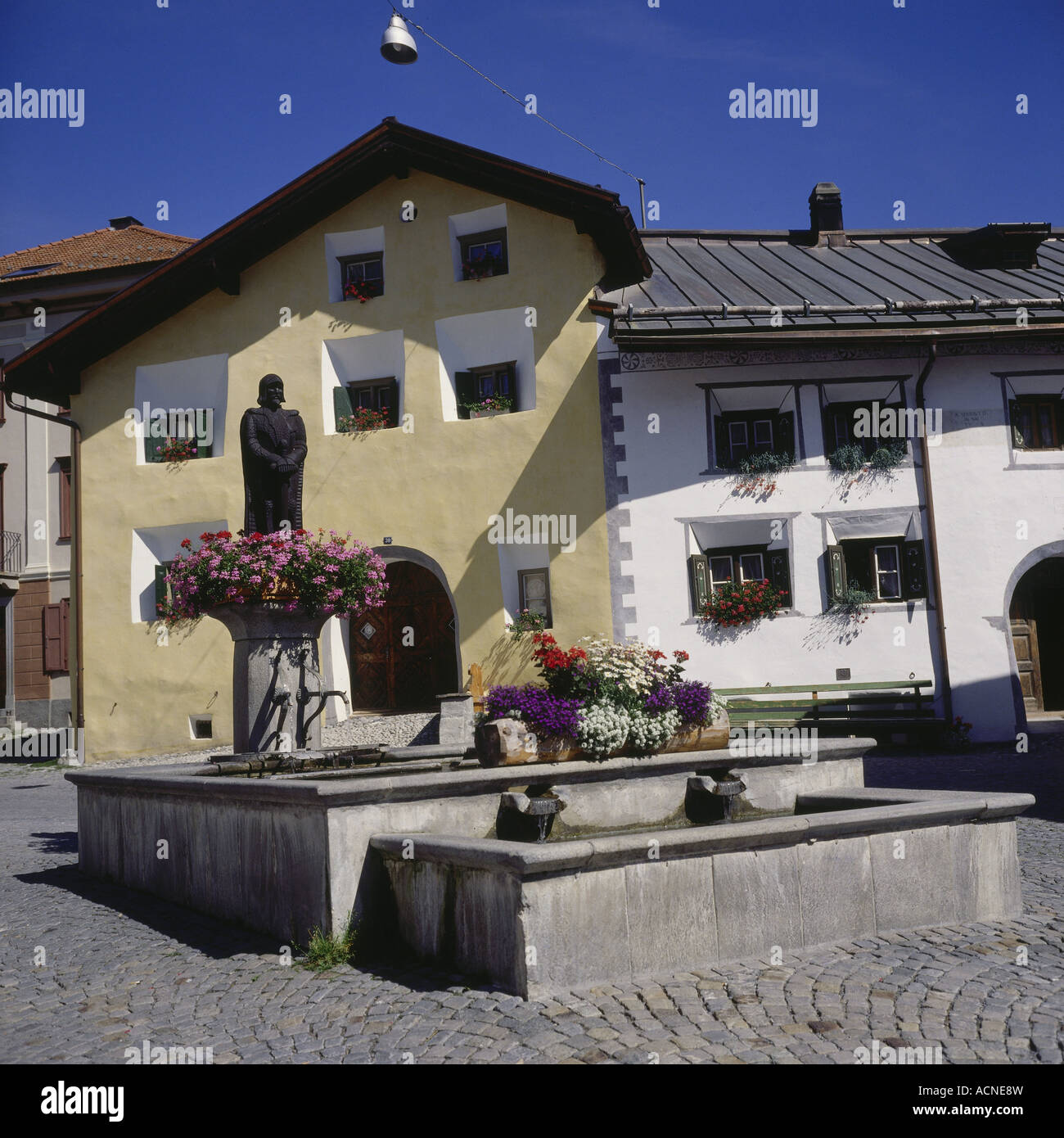 Geographie / Reisen, Schweiz, Bündner, Bad Scuol (Schuls), Marktplatz mit  Brunnen und typische Häuser, Europa, untere E Stockfotografie - Alamy