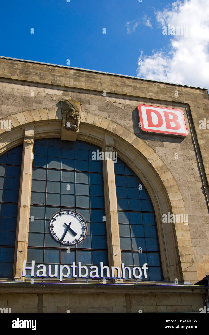 Mönchengladbach, Nord Rhein Westfalen, Deutschland. Hauptbahnhof (Hauptbahnhof) Fassade Stockfoto