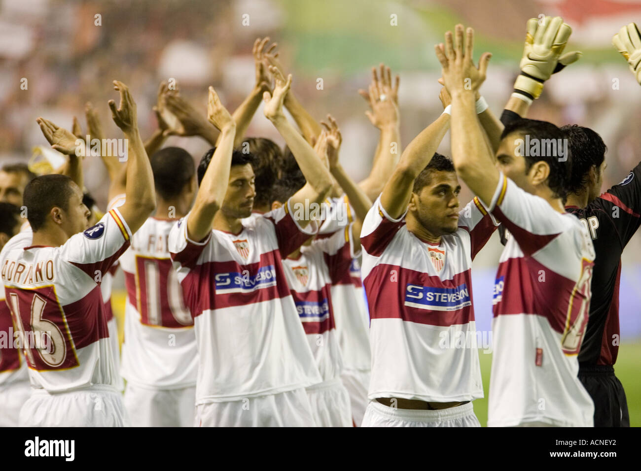 Sevilla FC Spieler begrüßen ihre Fans vor dem Spiel der UEFA-Cup-Halbfinale Stockfoto