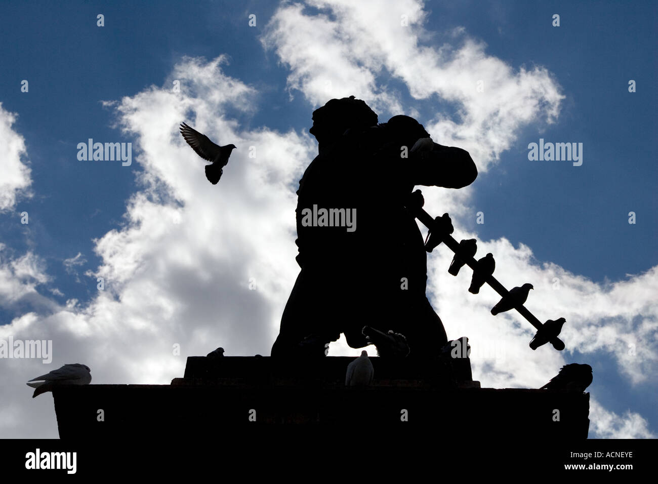 Statue eines militärischer Held und Taube, Sevilla, Spanien Stockfoto