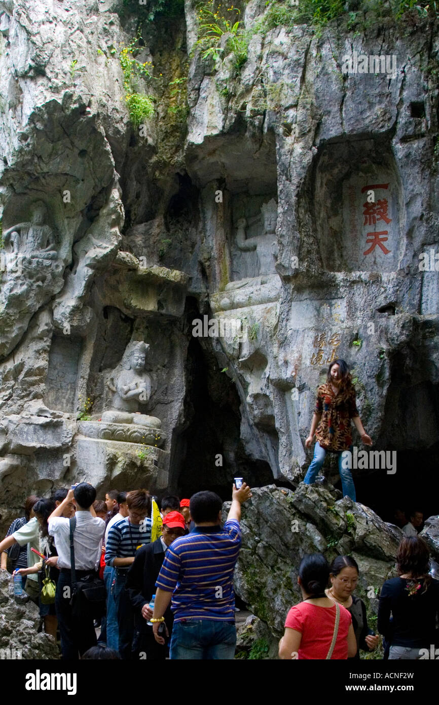 Inländische chinesischen Touristen genießen buddhistischen Rock Carvings Feilai Peak Lingyin Tempel Hangzhou China Stockfoto