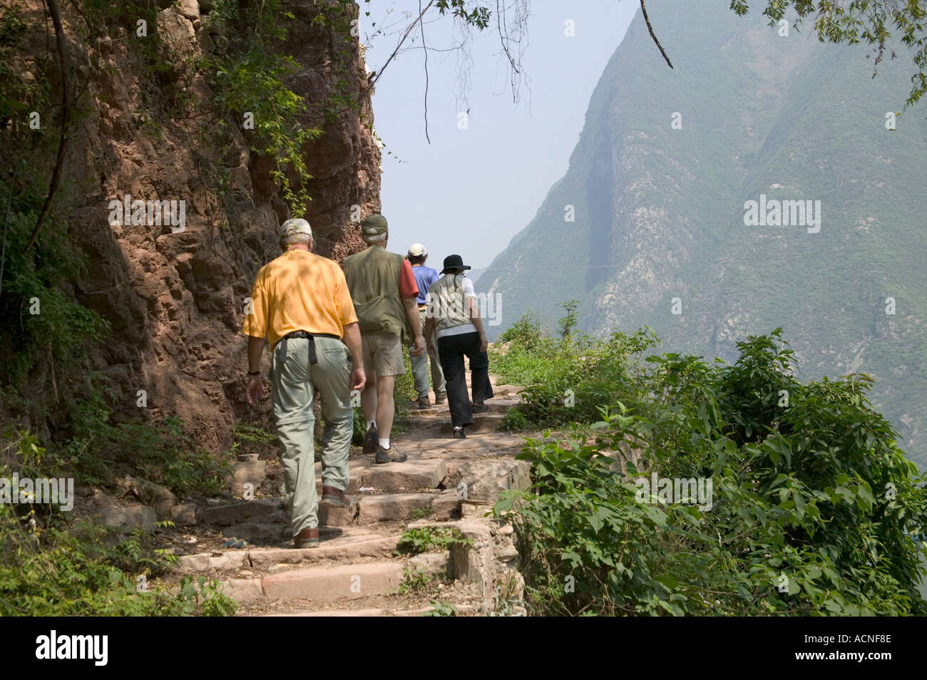 Westliche Reisende Wandern auf alten Tracker Weg gemeißelt auf Klippe entlang Qutang Schlucht drei Schluchten Yangtze China Stockfoto