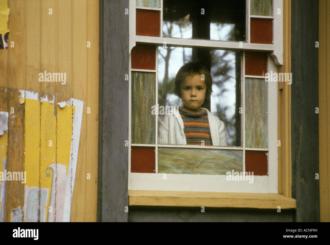 junges Mädchen am Fenster Intrige Rahmen Six Flags over Texas USA Südamerika Geheimnis fantasy Stockfoto