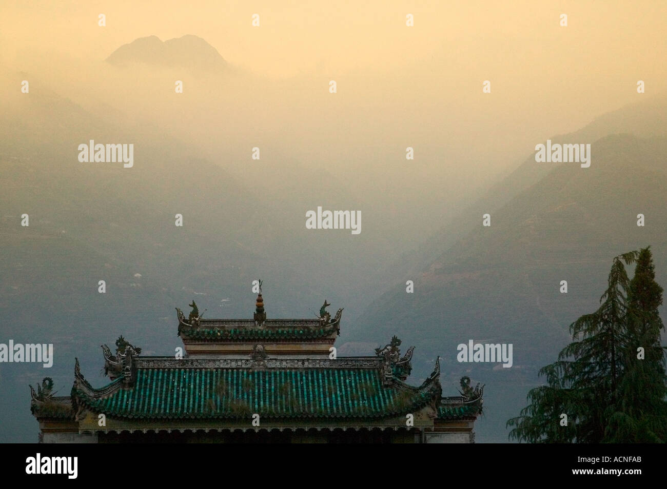 Blick auf den Sonnenuntergang von Qu Yuan Tempel antiken chinesischen Patriot Dichter mit Bergen auf Xiling Schlucht drei Schluchten Jangtse China Stockfoto