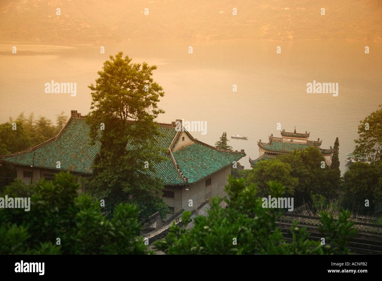 Blick auf den Sonnenuntergang von Qu Yuan Tempel antiken chinesischen Patriot Dichter von der Jangtse Xiling Schlucht Jangtse China Stockfoto