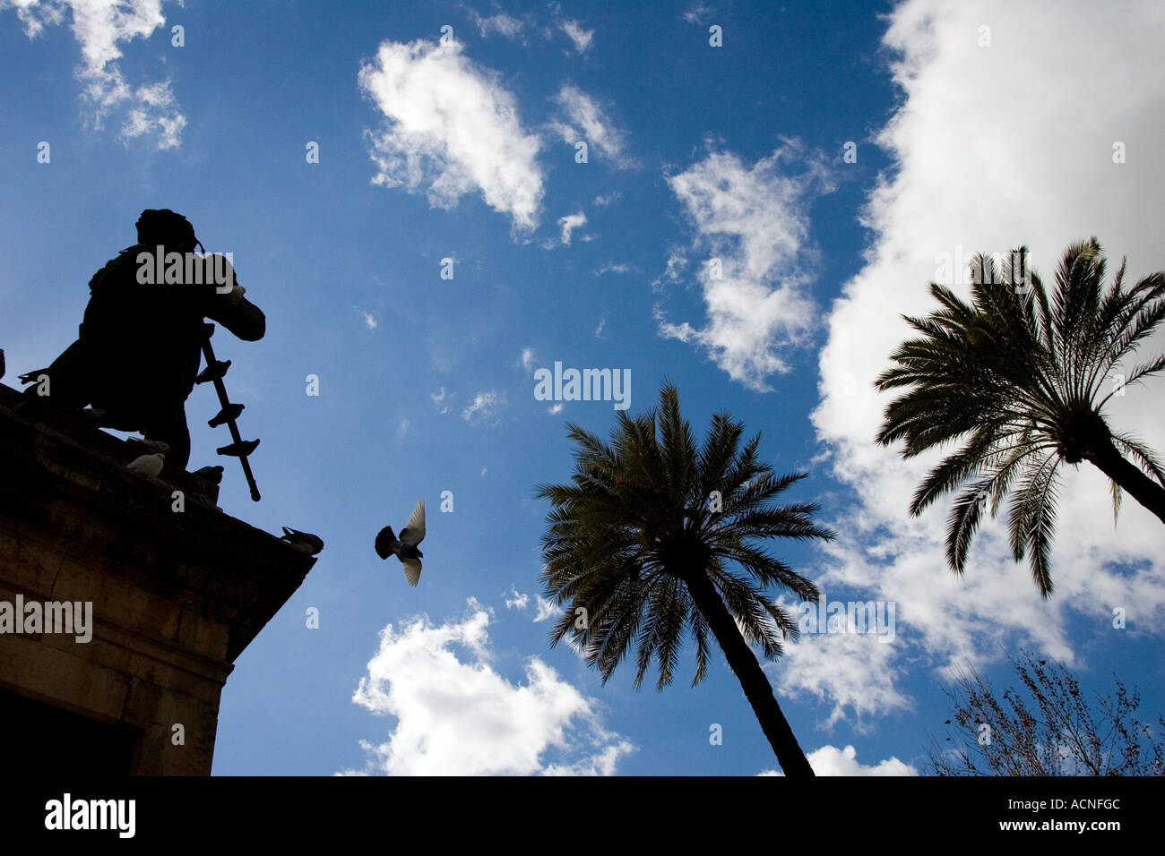 Statue eines militärischer Held und Taube, Sevilla, Spanien Stockfoto