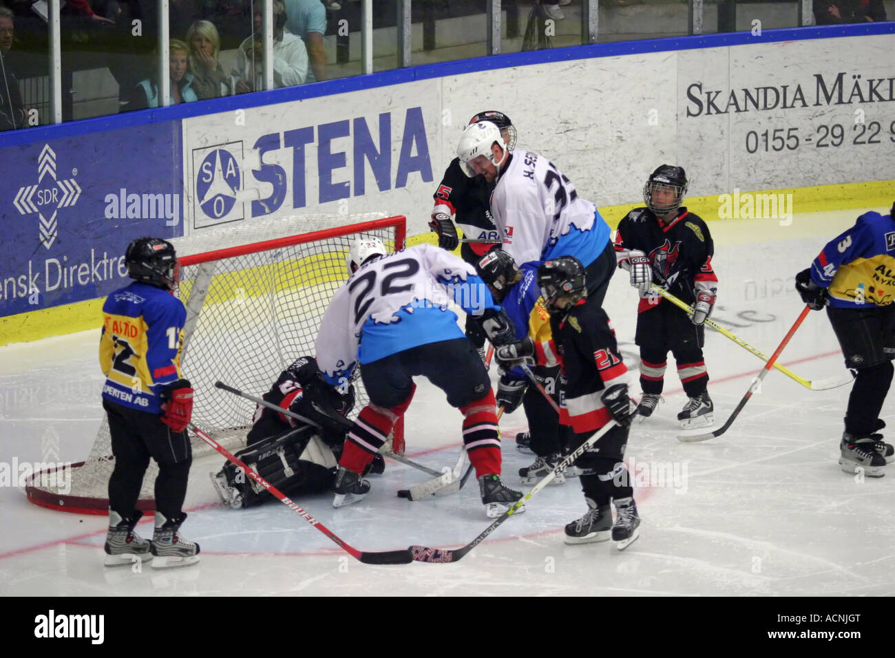 NHL-stars Daniel und Henrik Sedin ein Charity Spiel mit Kindern in Schweden 2006 Stockfoto