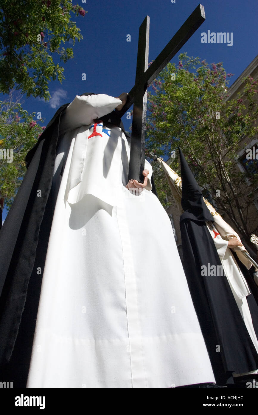 Büßer tragen ein Kreuz am Ostersamstag, Sevilla, Spanien, 2006 Stockfoto