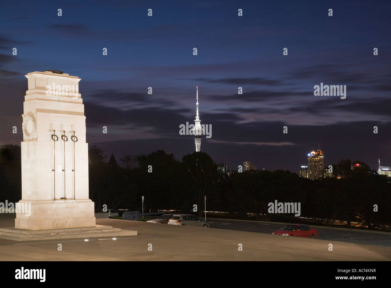 World War Memorial Kenotaph Ehrenhof außerhalb Museumsgebäude beleuchtet in der Nacht in Auckland Domain Stockfoto