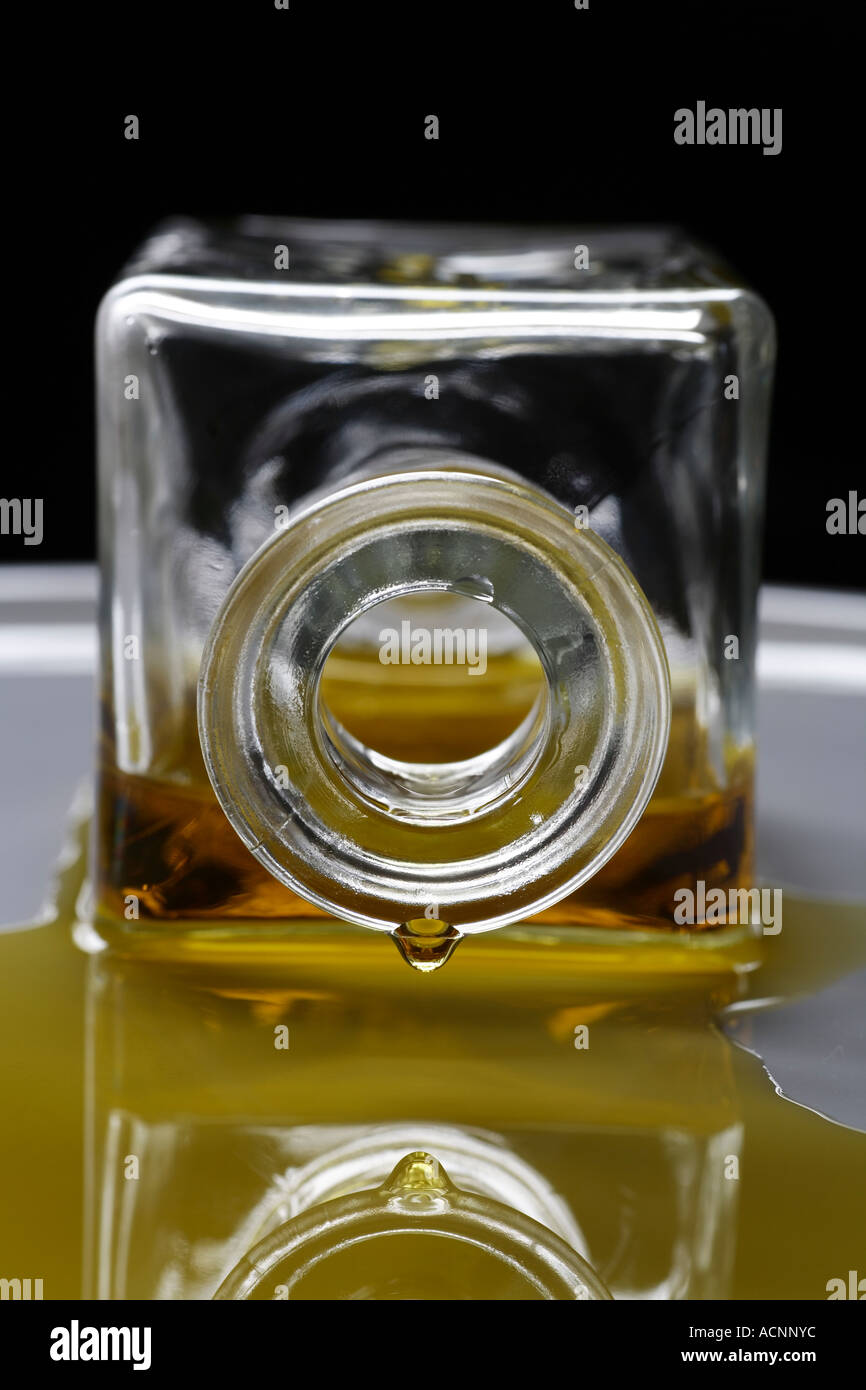 Olivenölflasche gießen Stockfoto