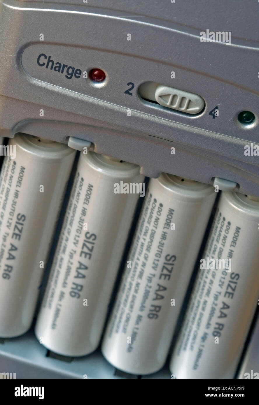 Vier einsatzbereit Akkus In schnell-Ladegerät Stockfoto