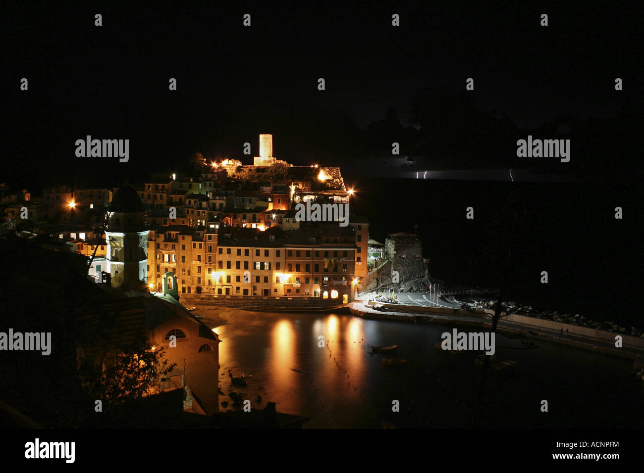 Blitze am Horizont in Vernazza Italien. Stockfoto