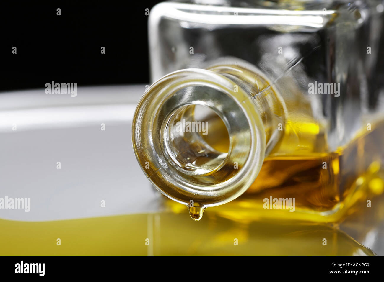 Olivenölflasche gießen Stockfoto