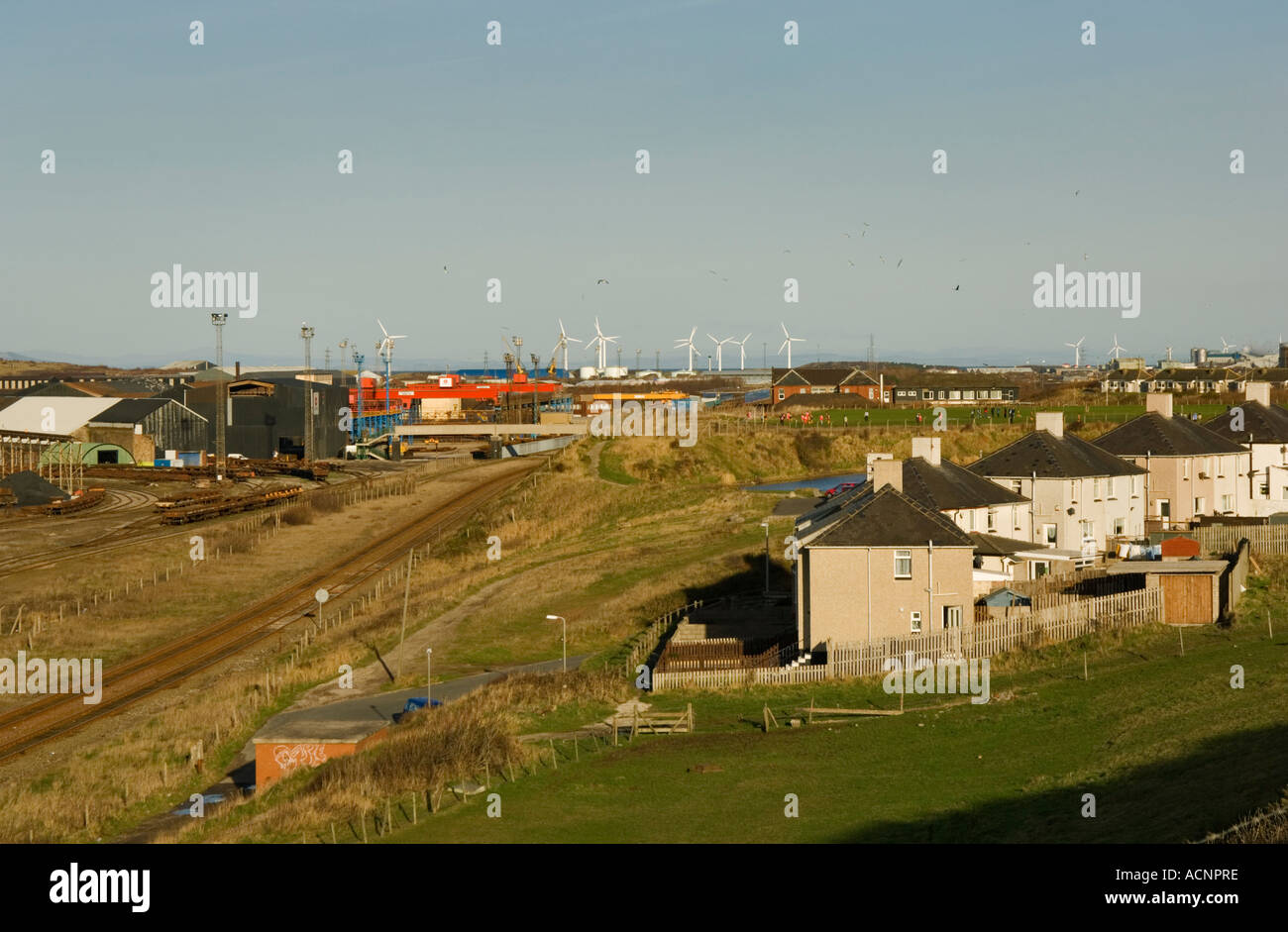 Stadt mit Wohnsiedlung Fabrik Bahn Linie und Fußball Spiel Workington, Cumbria uk Stockfoto