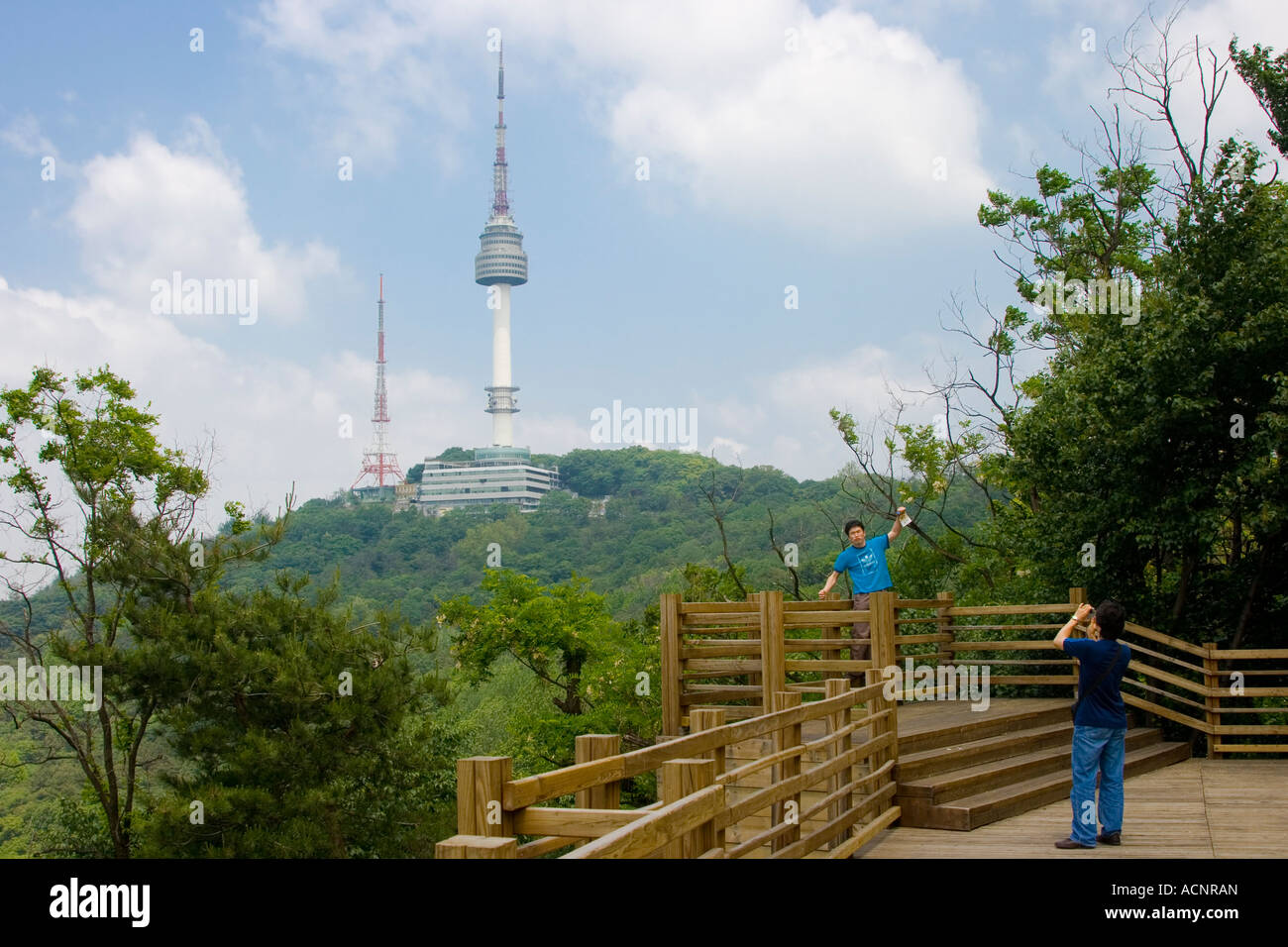 Koreanische Jünglinge und N Seoul Tower Seoul Südkorea Stockfoto