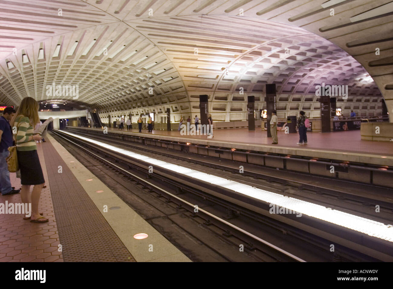 Menschen warten auf den Zug an der Station der Metro Center der Washington DC u-Bahn unter gewölbten Decke aus Betonplatten Stockfoto