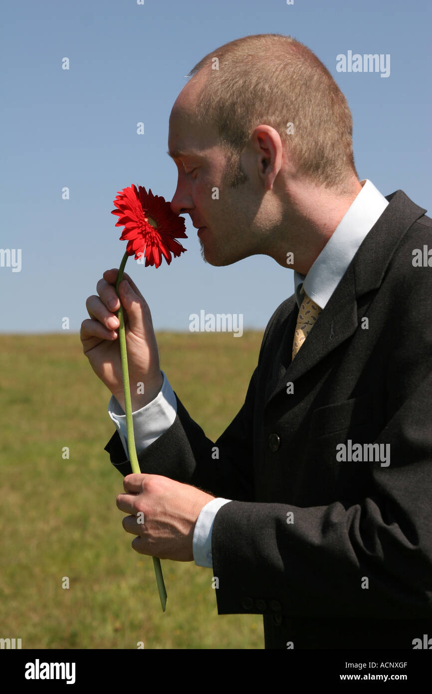 Geschäftsmann mit Blume im Mund - Geschäftsmann Mit Blume Im Mund Stockfoto