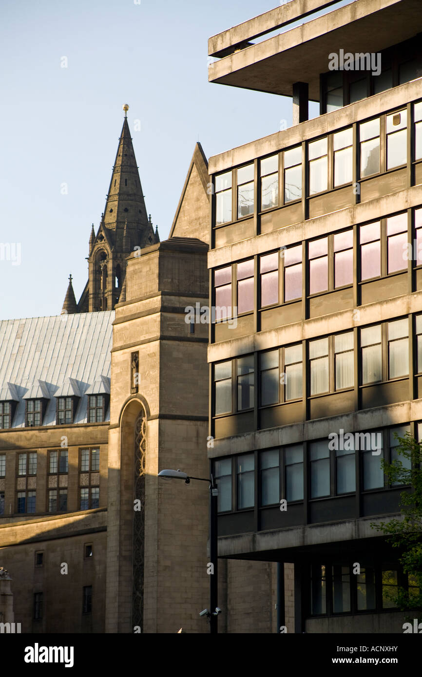 Blick auf den Turm der Manchester Town Hall von gewerblich genutzten Gebäuden entlang der Oxford Street UK Stockfoto