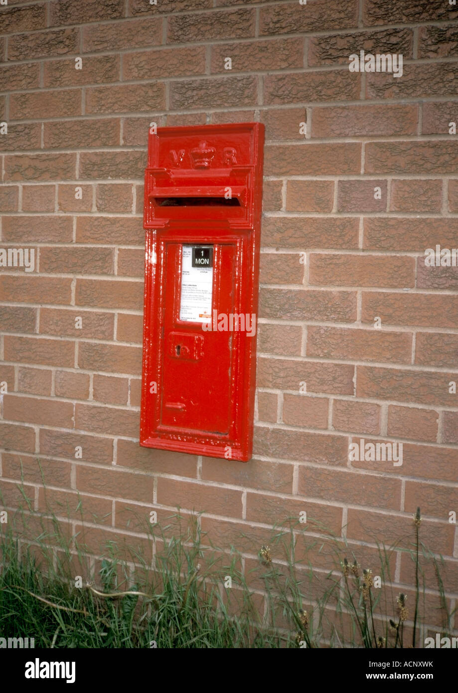Rot Victoria Regina Royal Mail Briefkasten in Mauer Stockfoto