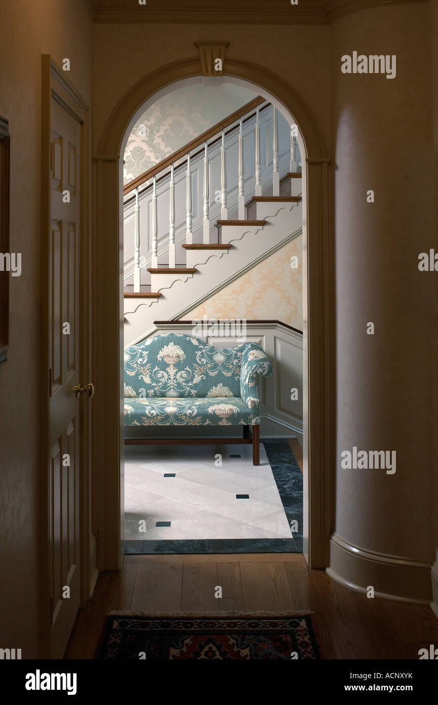 Tür Bogen führt zu Salon Sitzecke in der Nähe von Treppen, Philadelphia USA Stockfoto