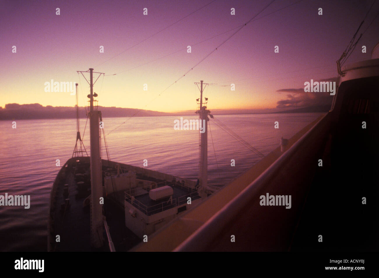 Sonnenaufgang von der Brücke Bogen der SS Verfassung Kreuzfahrt Schiff, Hawaii USA Stockfoto