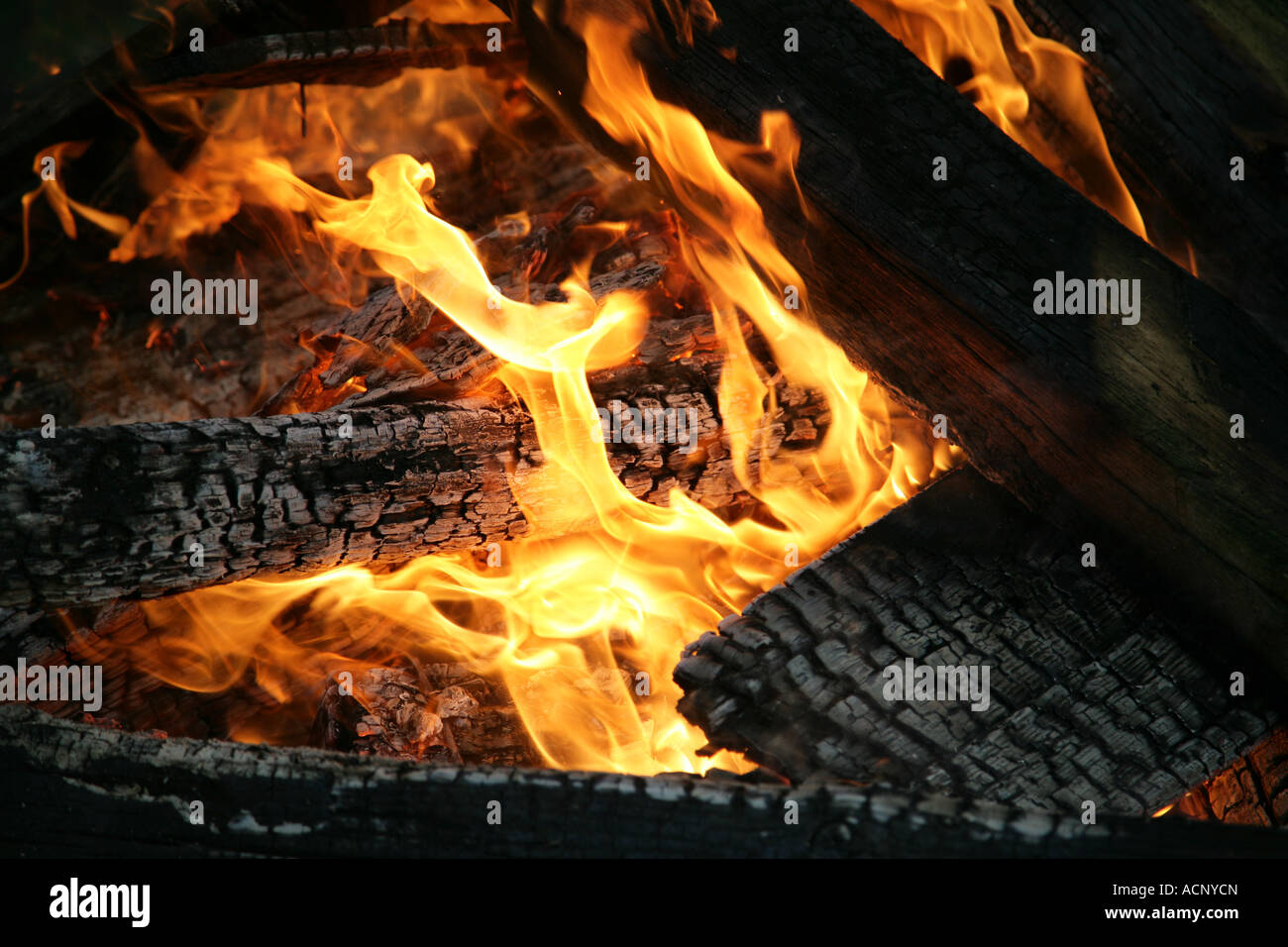 Lagerfeuer - Heizen mit Holz Stockfoto