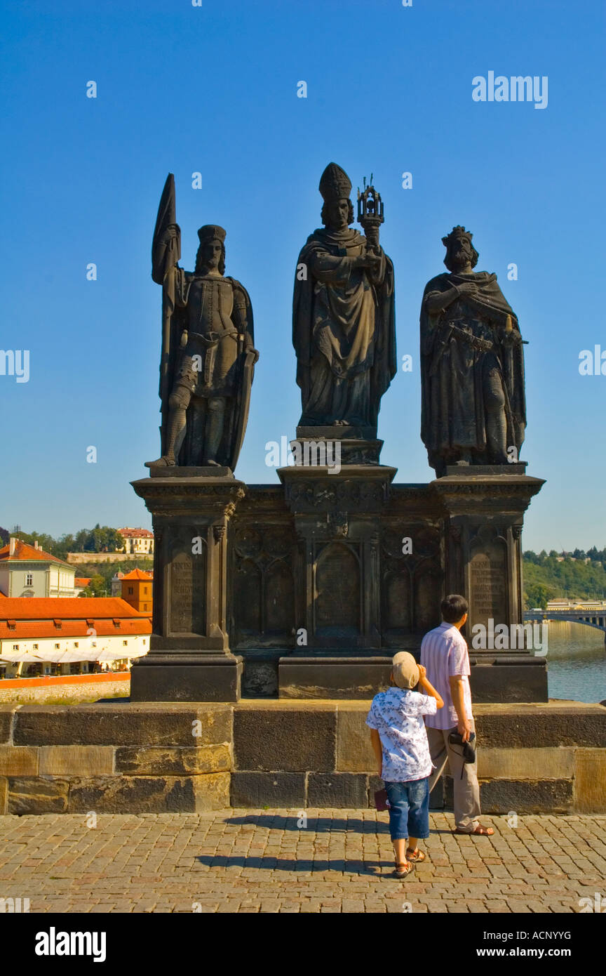 Schutzpatrone der böhmischen Provinzen St Norbert St. Wenceslas und St. Sigismund in Karlsbrücke Prag Tschechien Mitteleuropa Stockfoto