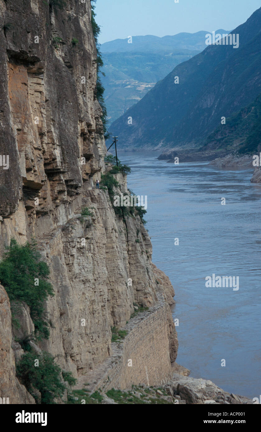 Alten Tracker-s-Galerie auf den steilen Klippen entlang der Qutang Schlucht drei Schluchten Jangtse China Stockfoto