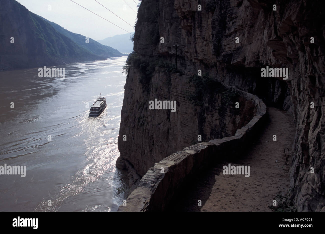 Alten Tracker s Pfad auf der Klippe entlang der Qutang Schlucht drei Schluchten Jangtse China Stockfoto