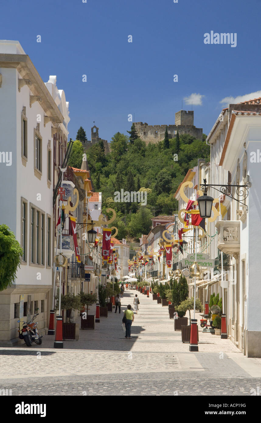 Portugal, Ribatejo, Tomar, Straße mit dem Convento do Cristo im Hintergrund Stockfoto