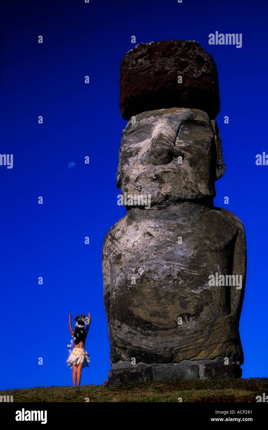 Polynesischen Mädchen mit riesigen Moai vulkanischer Stein Skulptur unter Mond Ahu Tongariki Osterinsel Chile Stockfoto