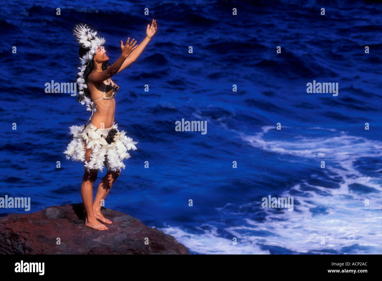 Polynesischen Mädchen tragen Feder Kleid von der Pazifischen Ozean Osterinsel Chile Stockfoto