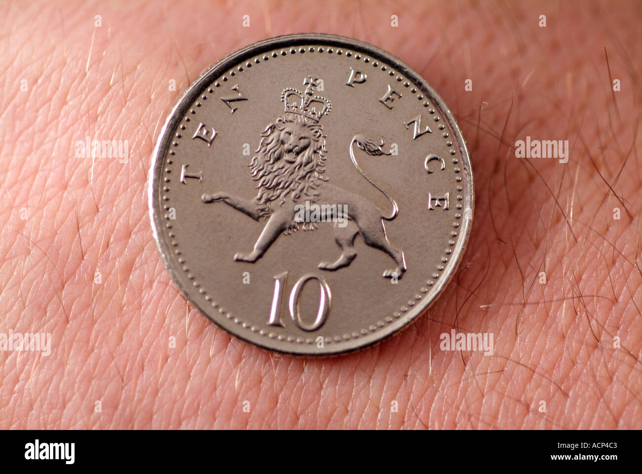 Gespiegelte zehn Pence Münze zeigt Tails Stockfoto