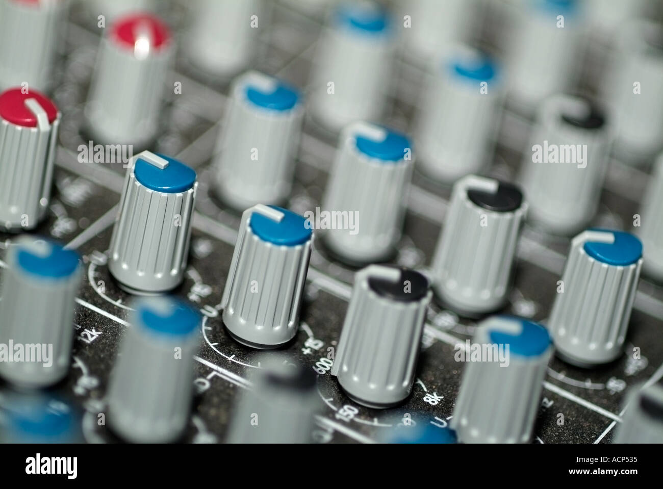 Die Knöpfe und Regler eines elektronischen Mischers von der Musik und Rundfunkbranche verwendet Nahaufnahme Stockfoto