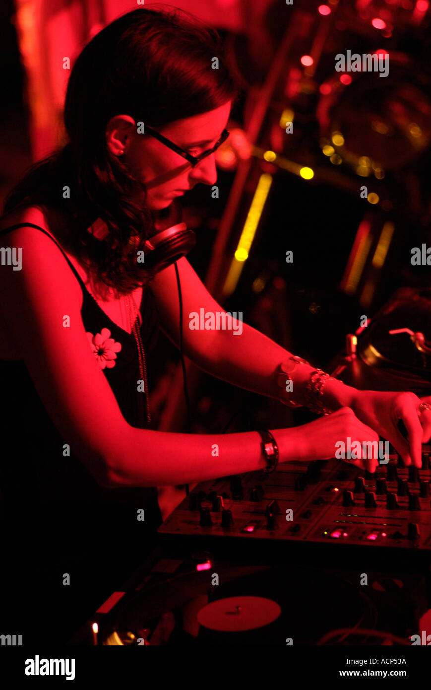Club-DJ mit einem elektronischen Mixing Desk Stockfoto