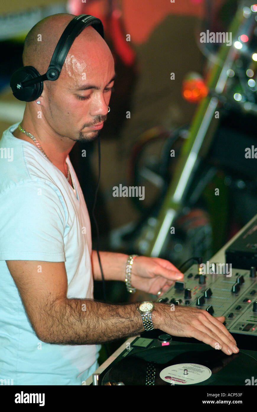 Club DJ hinter den Decks in einem Nachtclub spielen eine Reihe Stockfoto