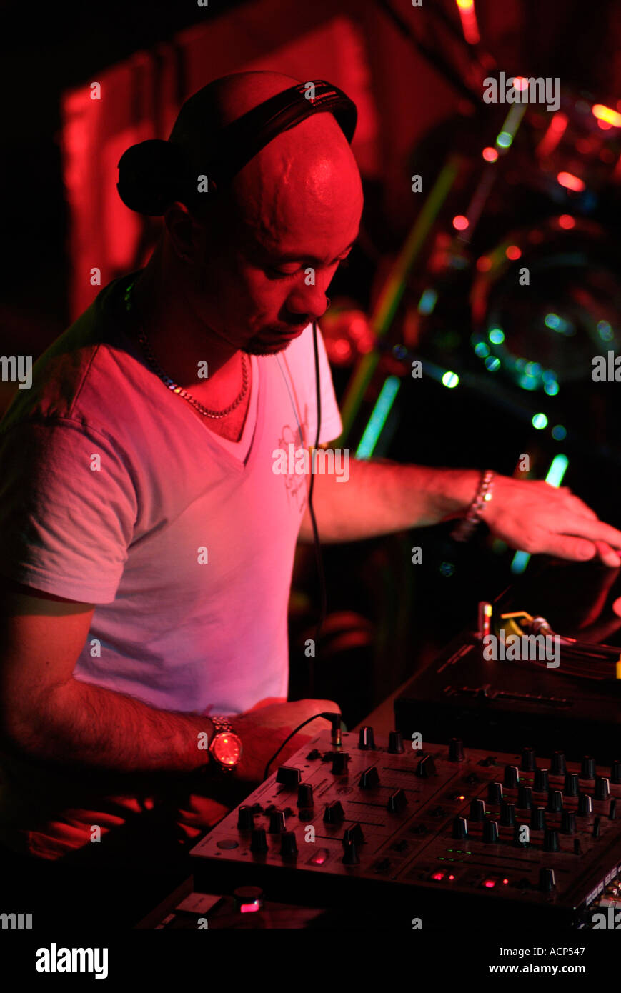 Club DJ hinter den Decks in einem Nachtclub Stockfoto