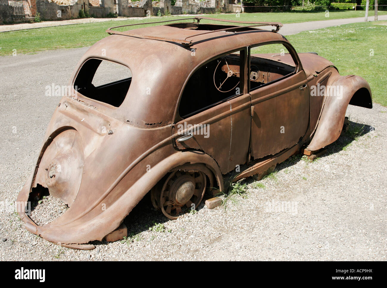 Oradour-Sur-Glane - das Auto der Arzt Desourteaux (ein Peugeot Modell 202) im französischen Dorf, Schauplatz eines Massakers 1944 nazi Stockfoto
