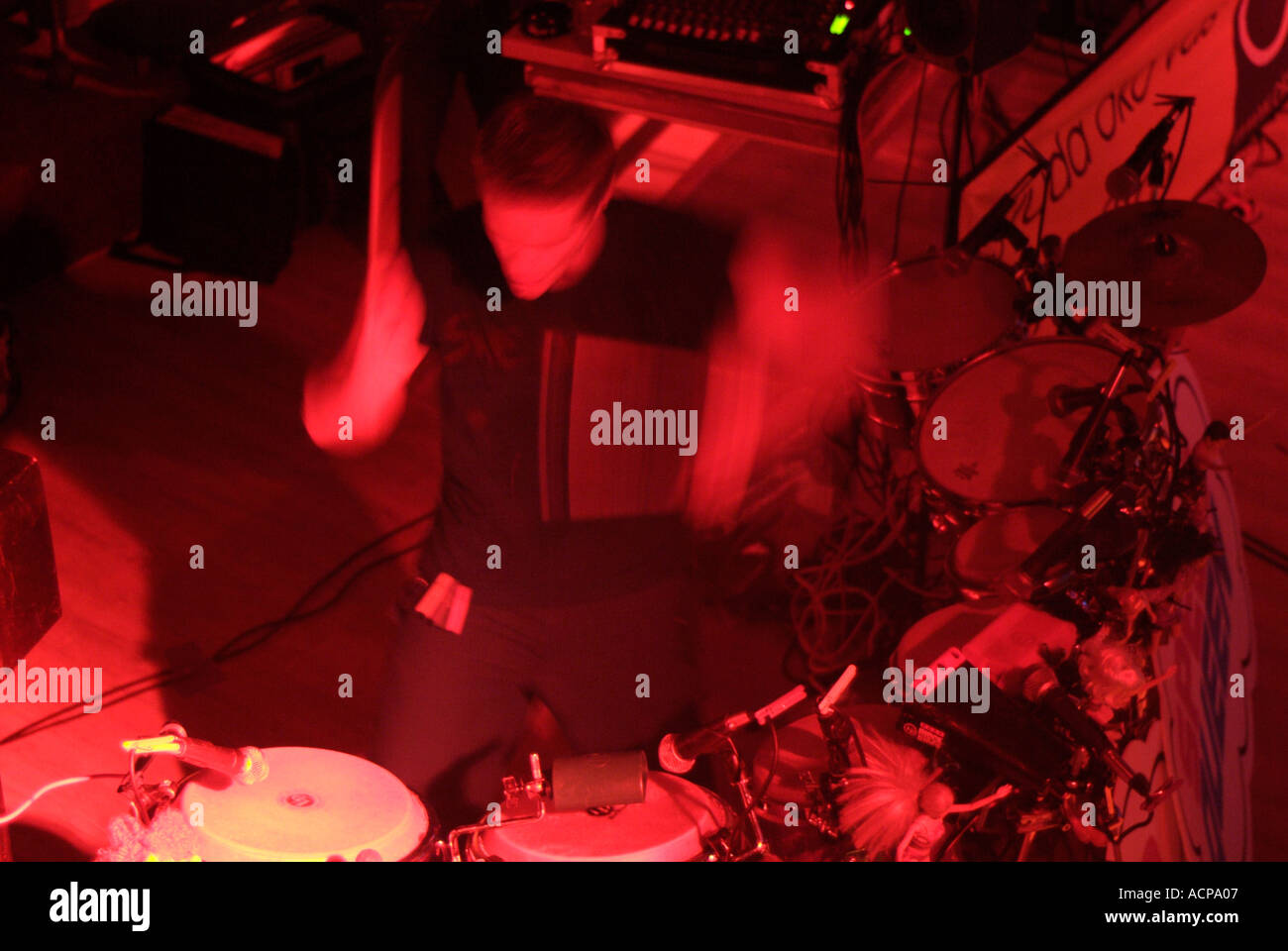 Bewegungsunschärfe als Schlagzeuger auf der Bühne während eines Live-Konzerts spielen Stockfoto