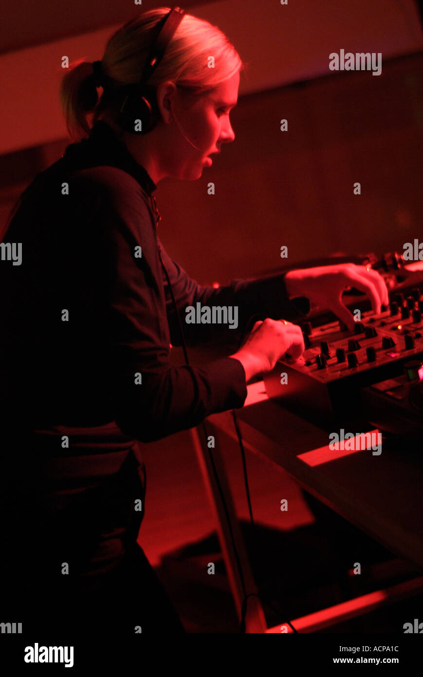 Club-DJ mit einem Mixing Desk Stockfoto