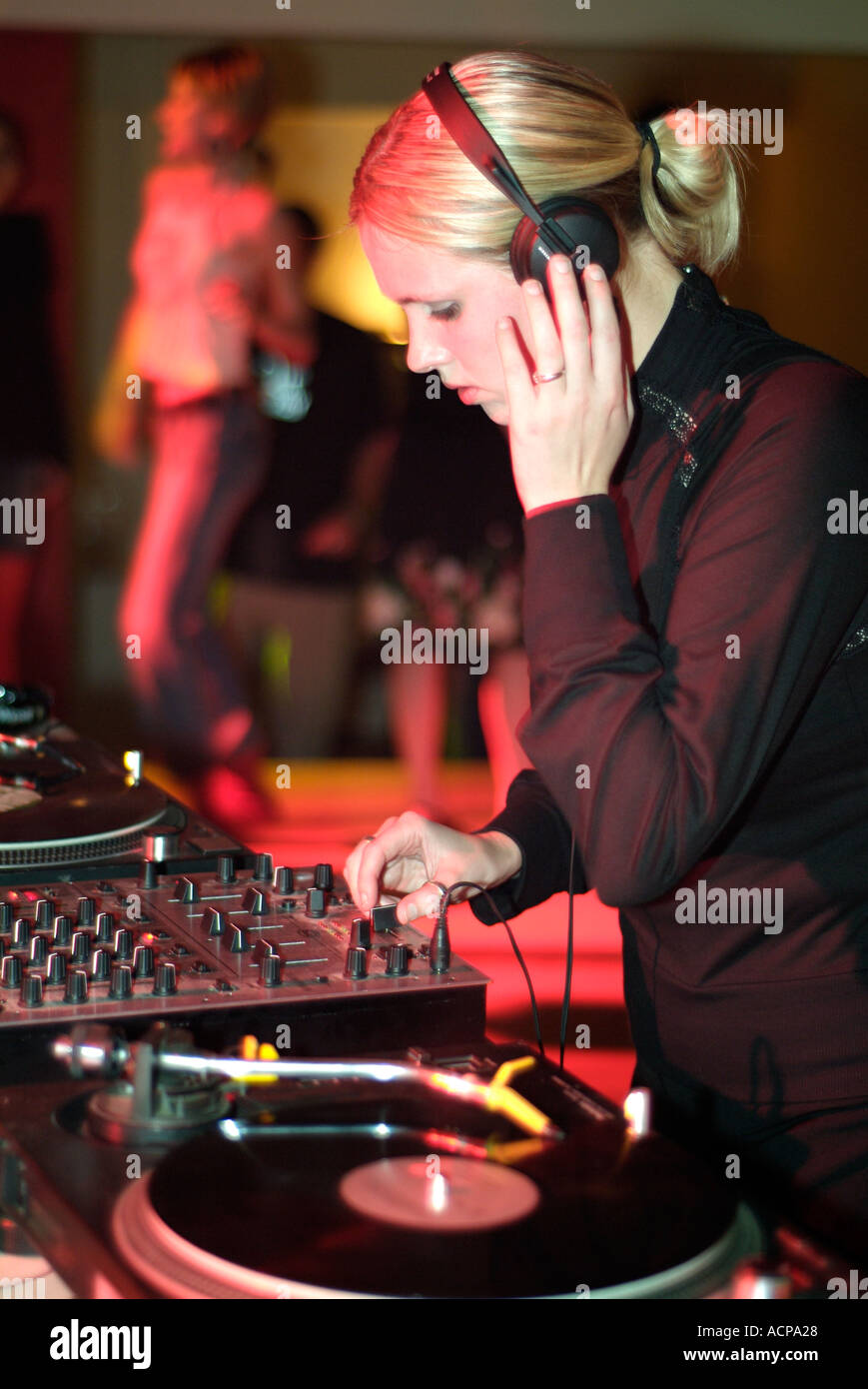 Club DJ spielt einen Satz in überfüllten Nachtclub Stockfoto