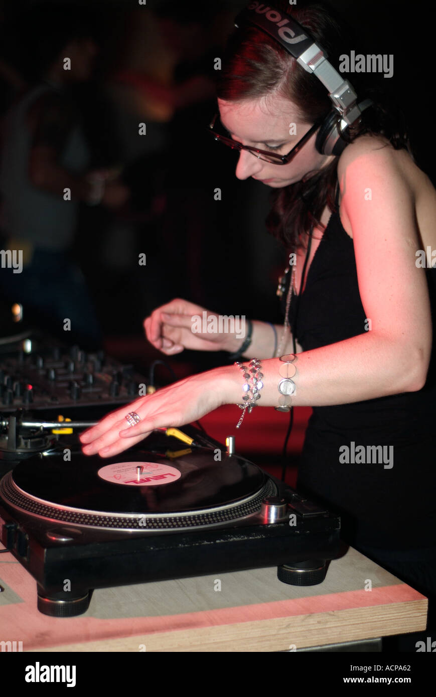 Club DJ hinter den Decks einer Diskothek Stockfoto