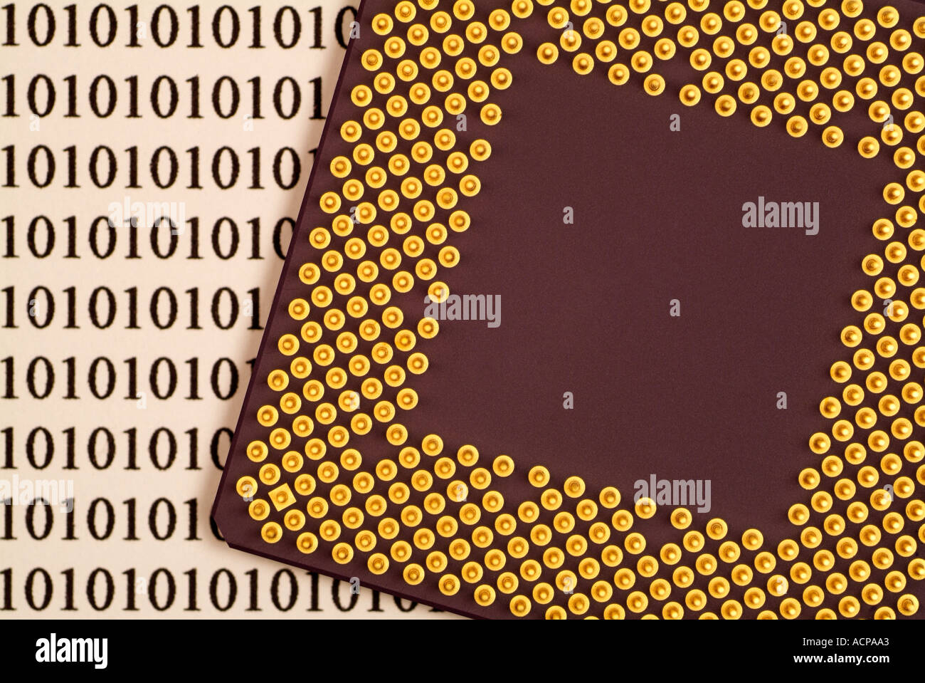 Computer CPU mit einem Hintergrund von binären Ziffern Stockfoto