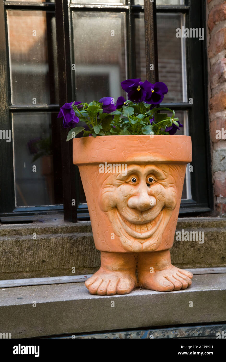 Dekorative Ton Blumentopf mit Gesicht und Blumen in Middelburg, Stadt in  Holland, Niederlande, Europa Stockfotografie - Alamy