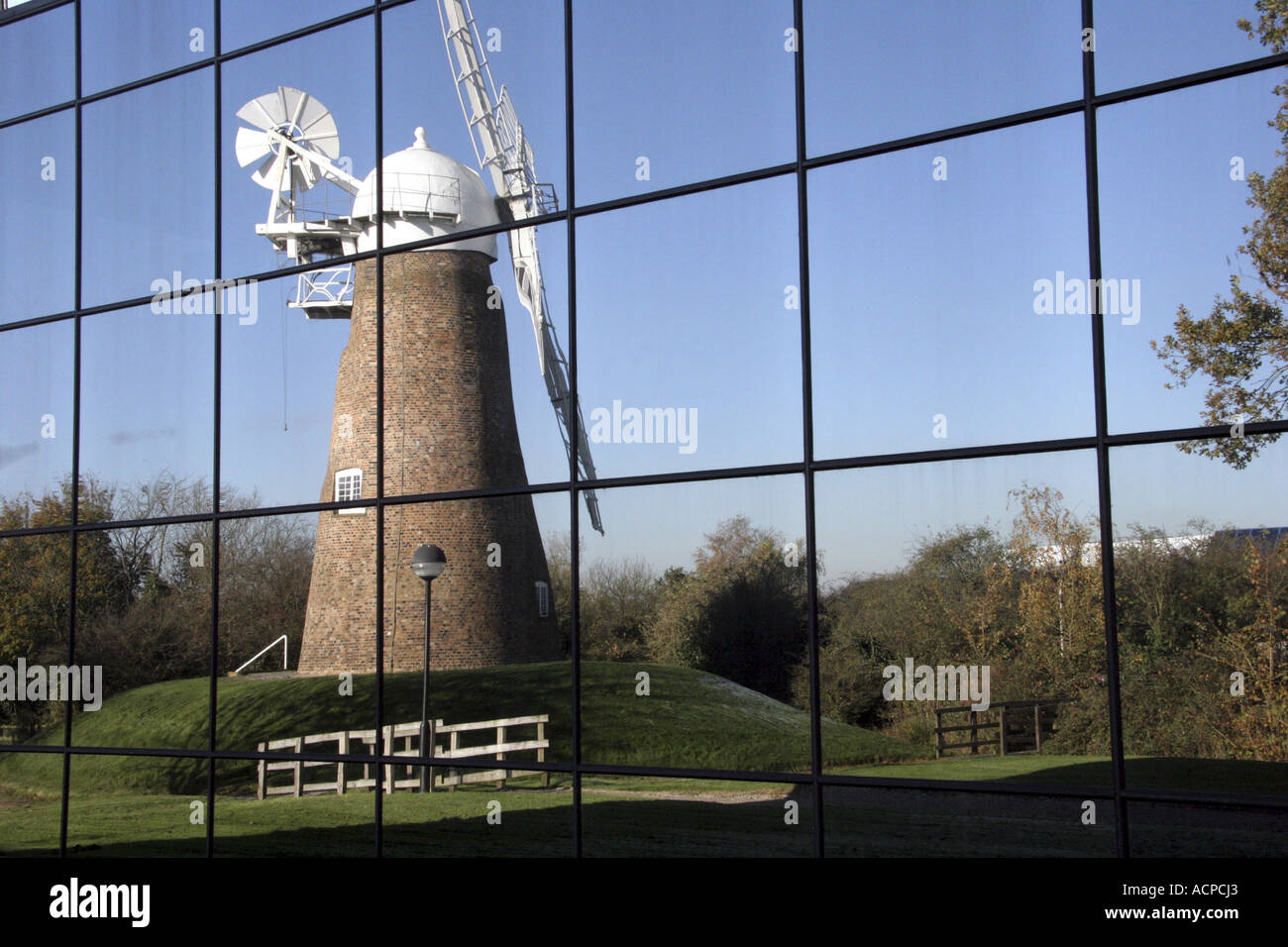 Windmühle durch Fenster Wiltshire Stockfoto