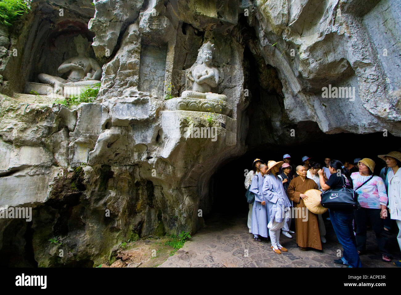 Inländische chinesischen Touristen genießen buddhistischen Rock Carvings Feilai Peak Lingyin Tempel Hangzhou China Stockfoto
