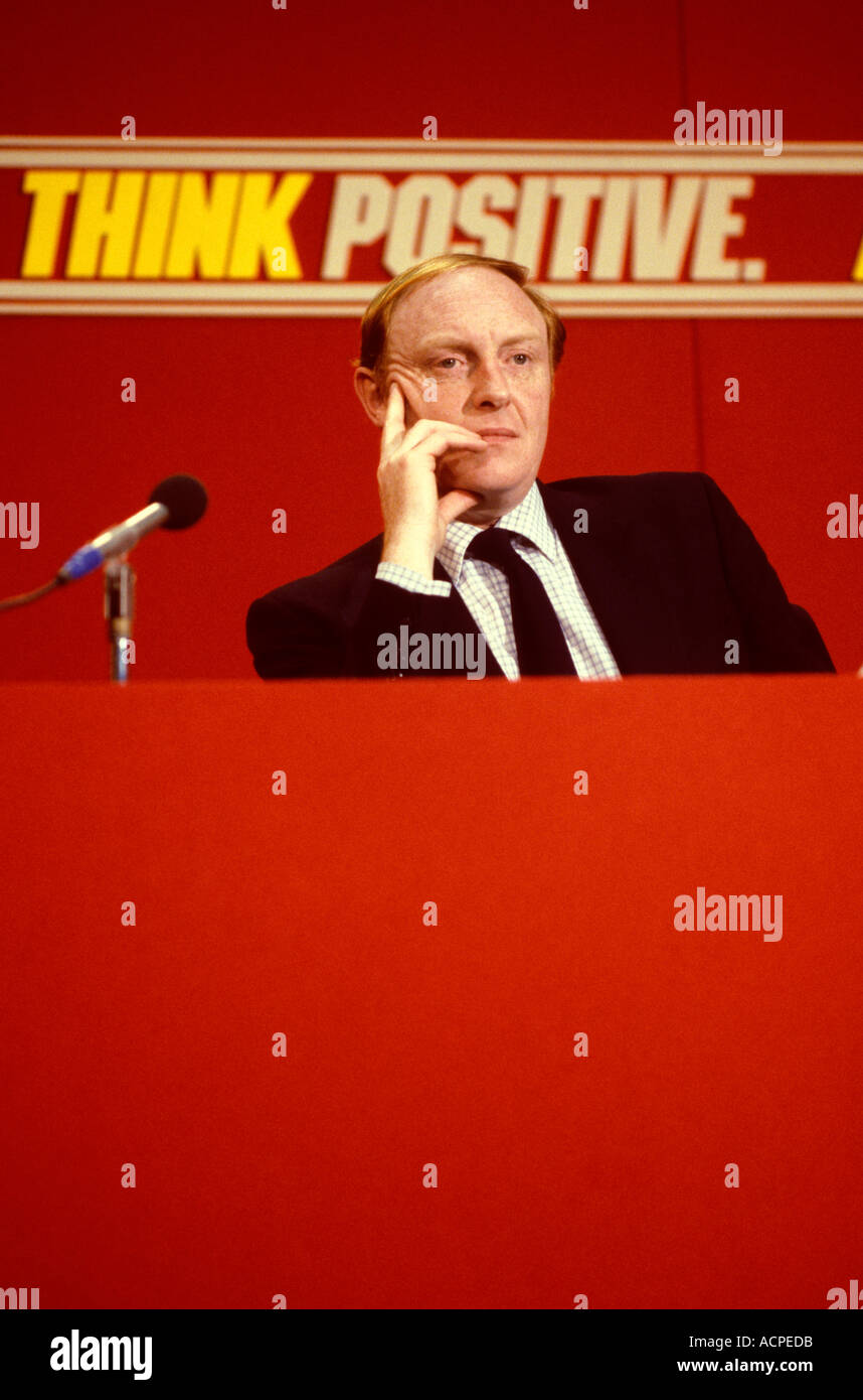 Neil Kinnock, Parlamentsabgeordneter bei der Labour Party Conference Think positive Kampagne Slogan England 1983 1980s UK HOMER SYKES Stockfoto