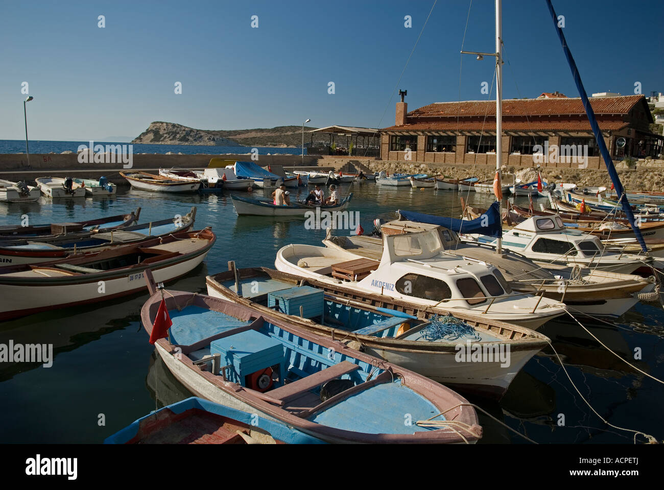 Kleine Fischerboote in Karaburun Village, İzmir, Ägäis Türkei Stockfoto