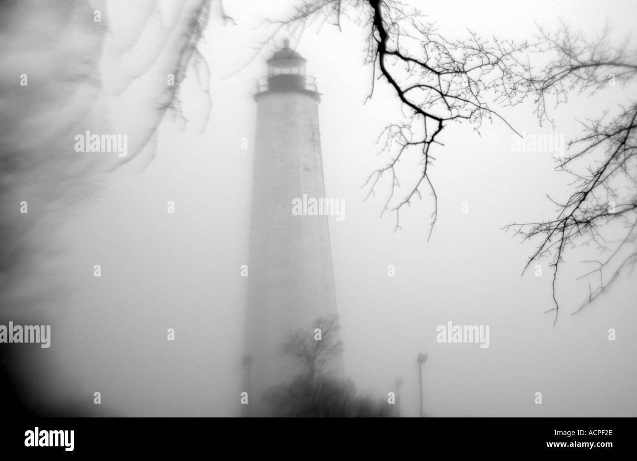 Leuchtturm im Nebel schwarz / weiß Stockfoto